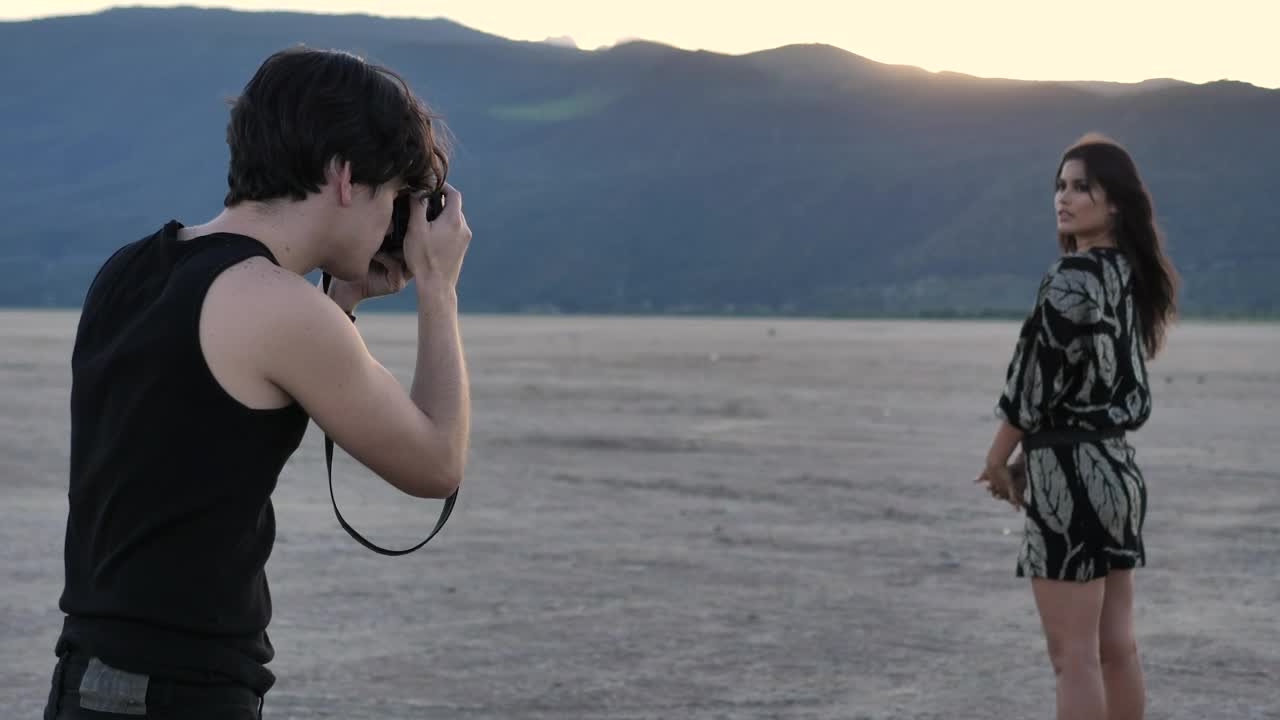 Video Stock Photographer Portraying A Fashion Girl In A Desert Live Wallpaper Free