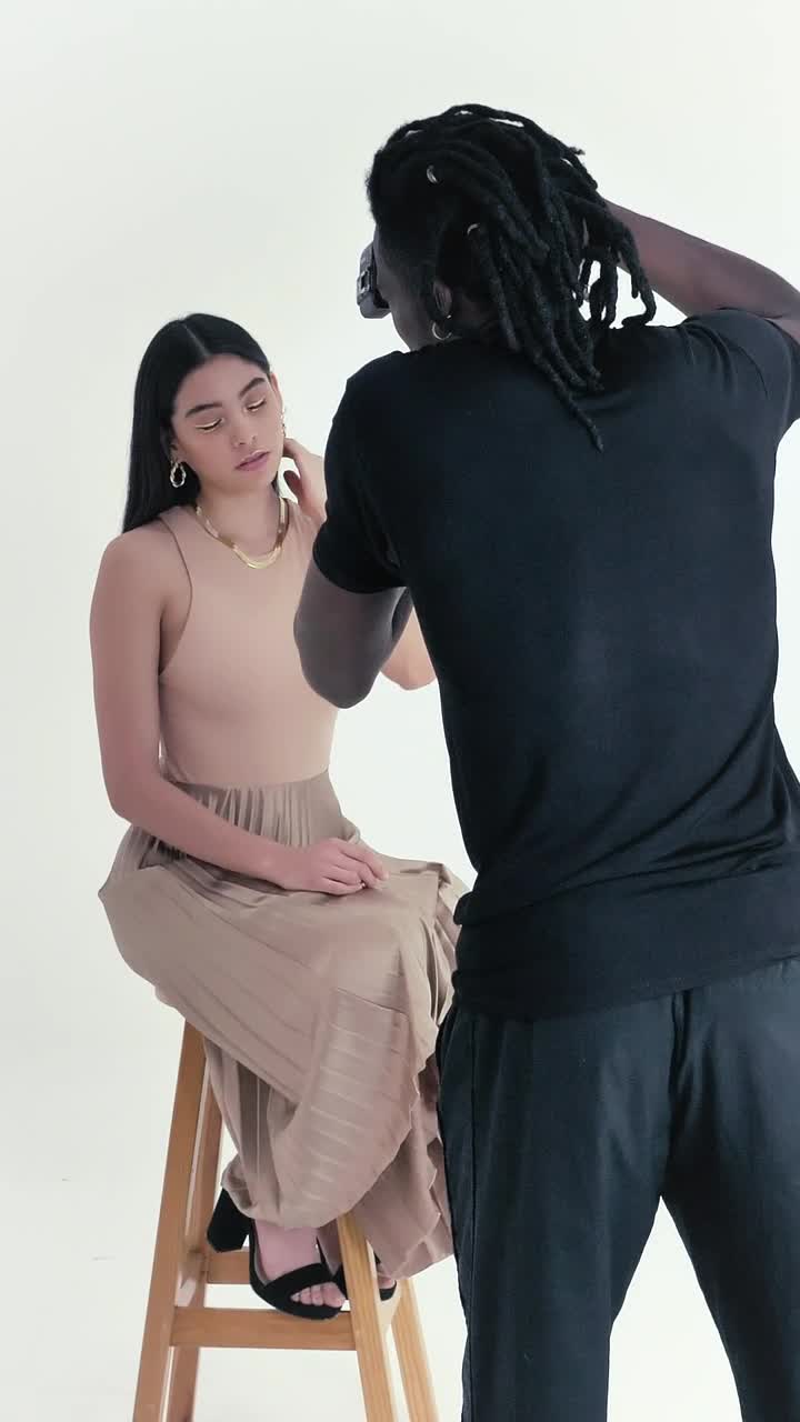 Video Stock Photographer Portraying A Woman On A White Background Live Wallpaper Free