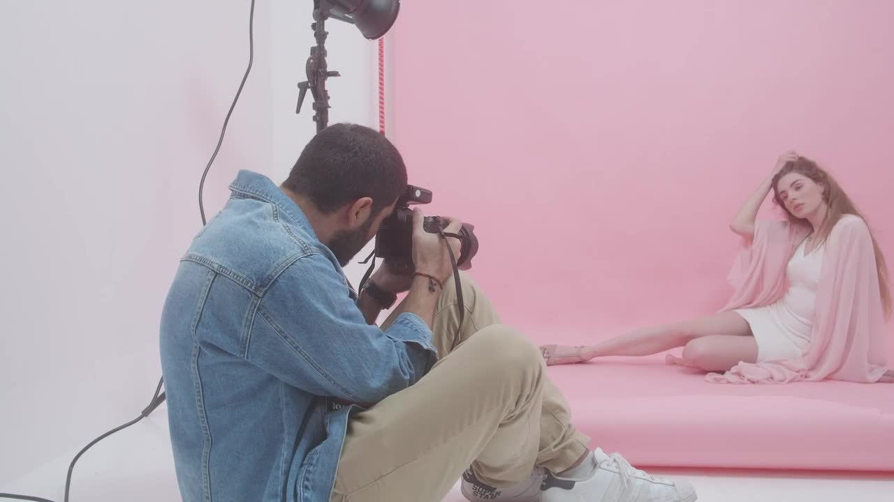 Video Stock Photographer Portraying A Young Woman On A Pink Background Live Wallpaper Free