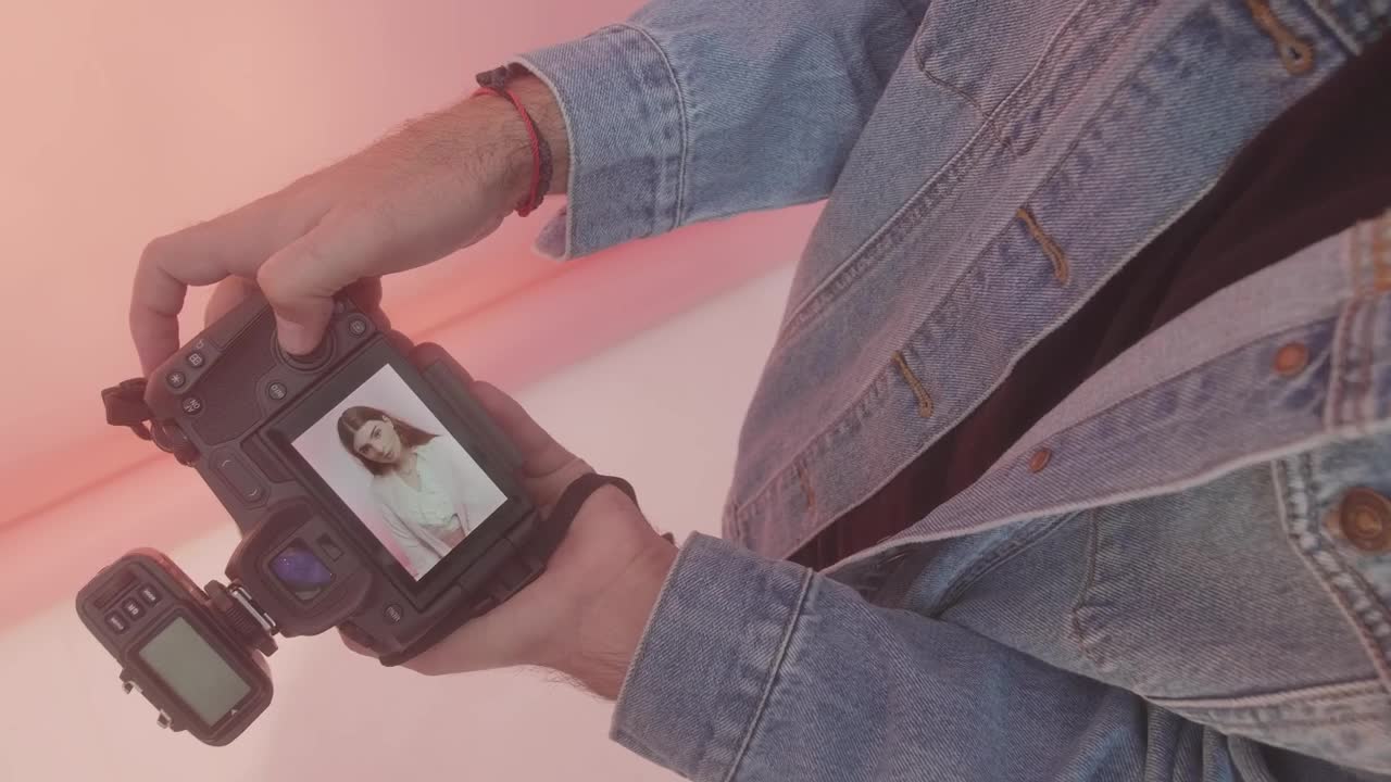 Video Stock Photographer Reviewing A Photoshoot On His Camera Live Wallpaper Free