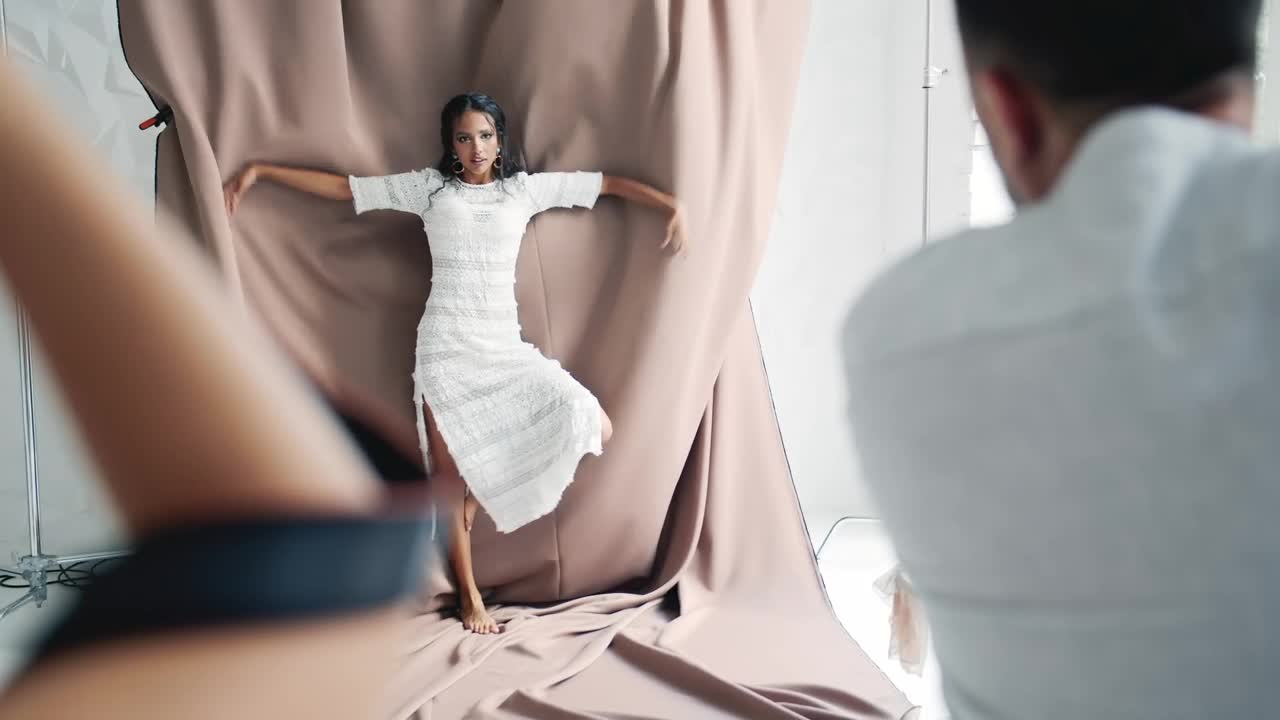 Video Stock Photographers Taking Photos Of A Fashion Model Live Wallpaper Free