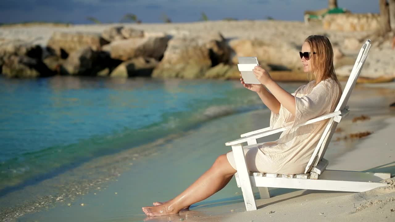 Video Stock Photographing The Ocean On A Tablet Live Wallpaper Free