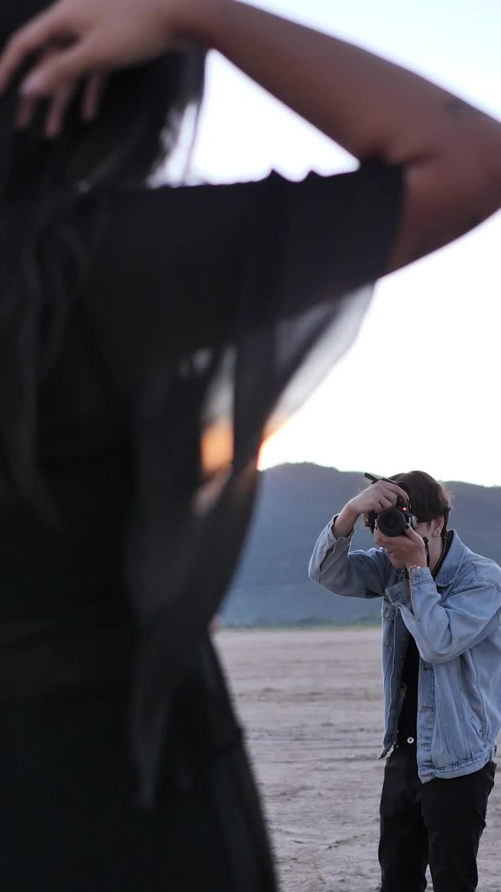 Video Stock Photoshoot Of A Girl Posing In The Desert Live Wallpaper Free