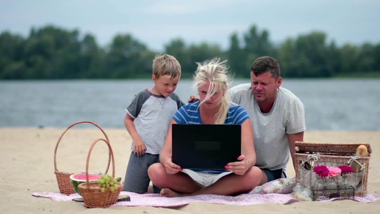 Video Stock Picnic At The Beach With A Laptop Live Wallpaper Free