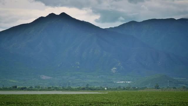 Video Stock Plain With A Lake Surrounded By Large Sunny Mountains Live Wallpaper Free