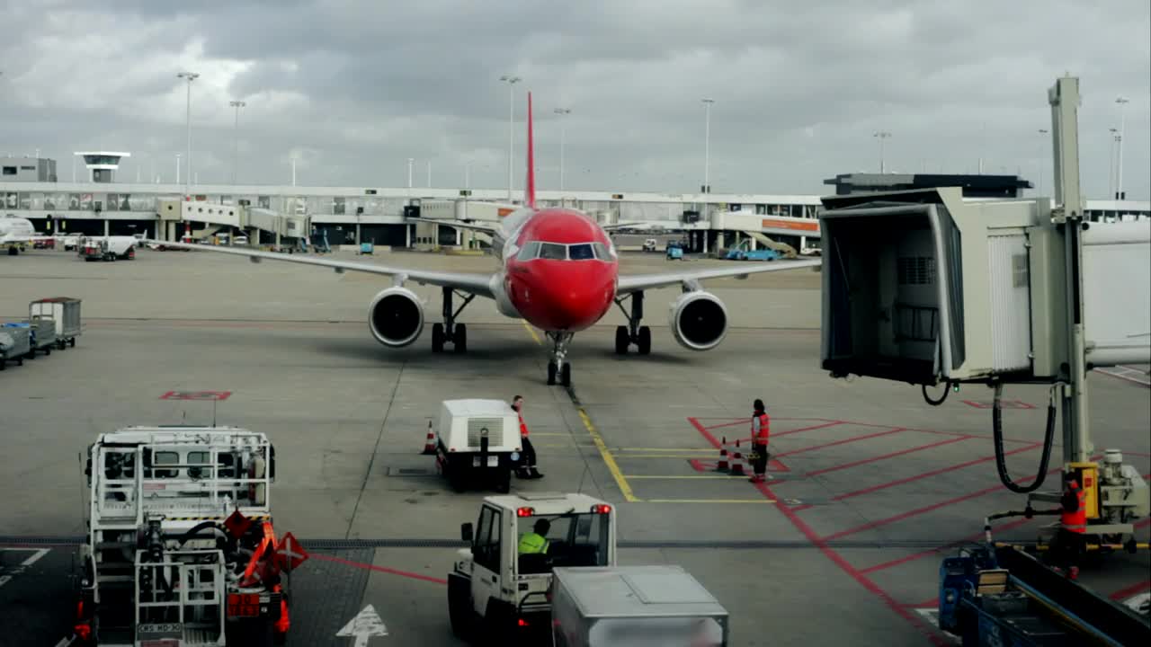 Video Stock Plane Arriving To An Airport Terminal Live Wallpaper Free