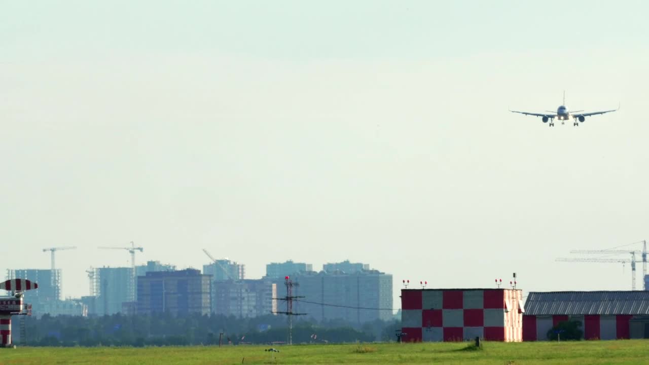 Video Stock Plane Coming In To Land On A Runway Live Wallpaper Free