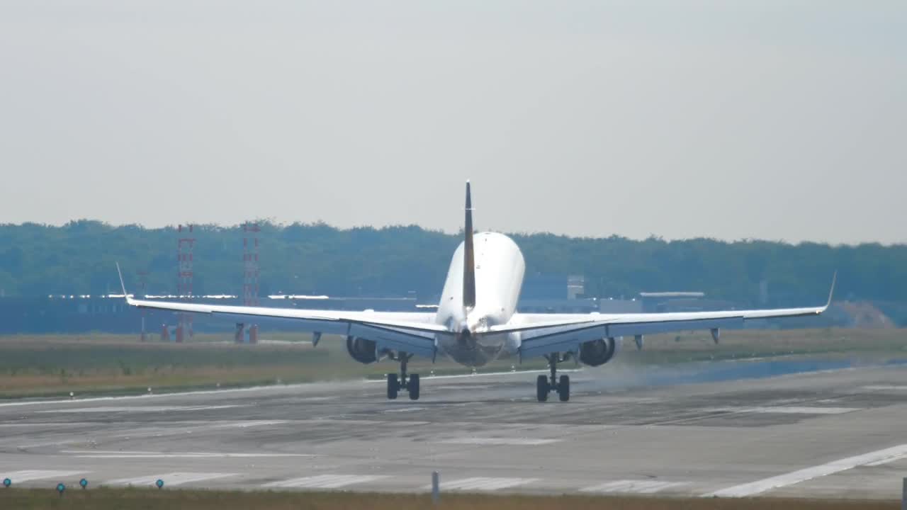 Video Stock Plane Landing In The Airport During The Day Live Wallpaper Free