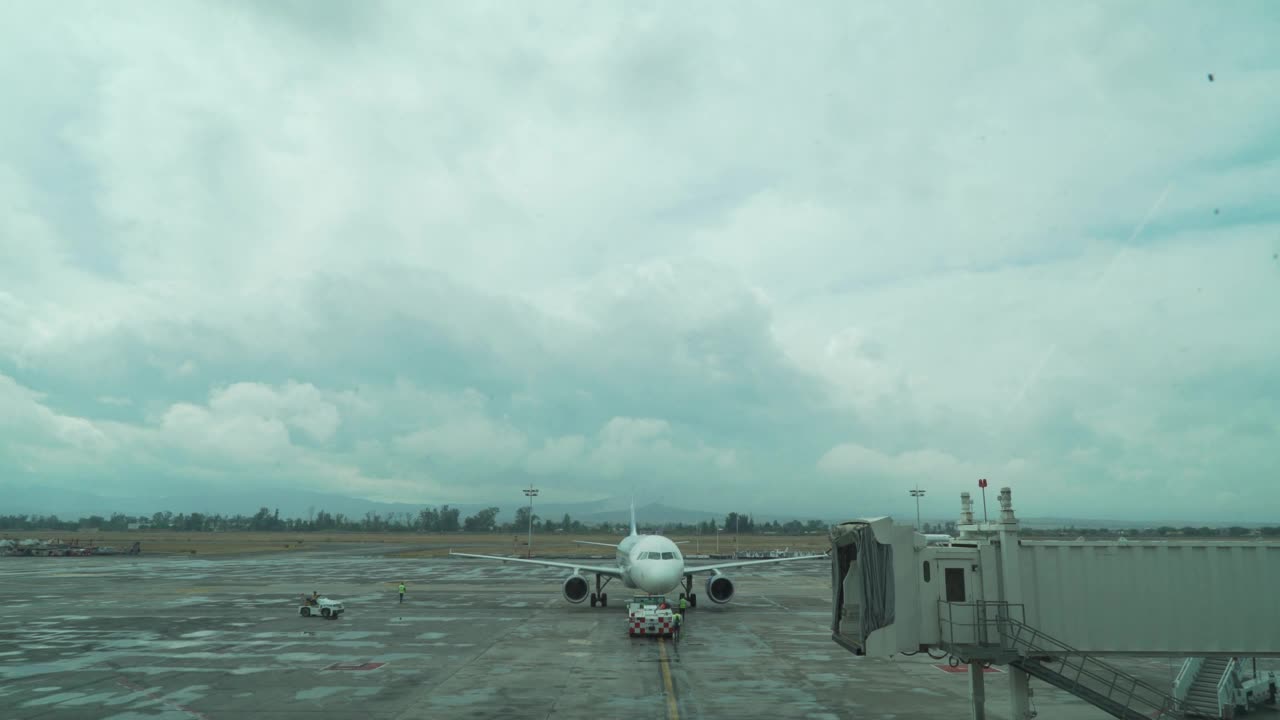 Video Stock Plane On An Airstrip Live Wallpaper Free