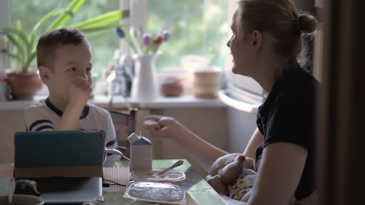 Video Stock Playing Games At The Dinner Table Live Wallpaper Free