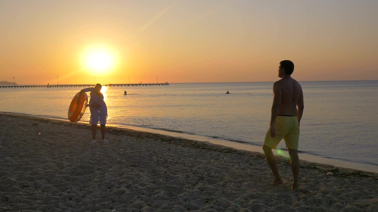 Video Stock Playing With A Beach Toy At Dusk Live Wallpaper Free