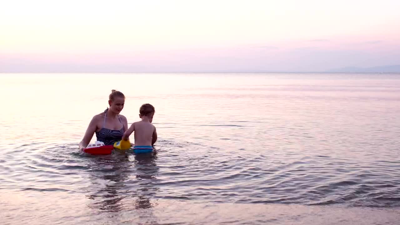 Video Stock Playing With A Toy Boat Live Wallpaper Free