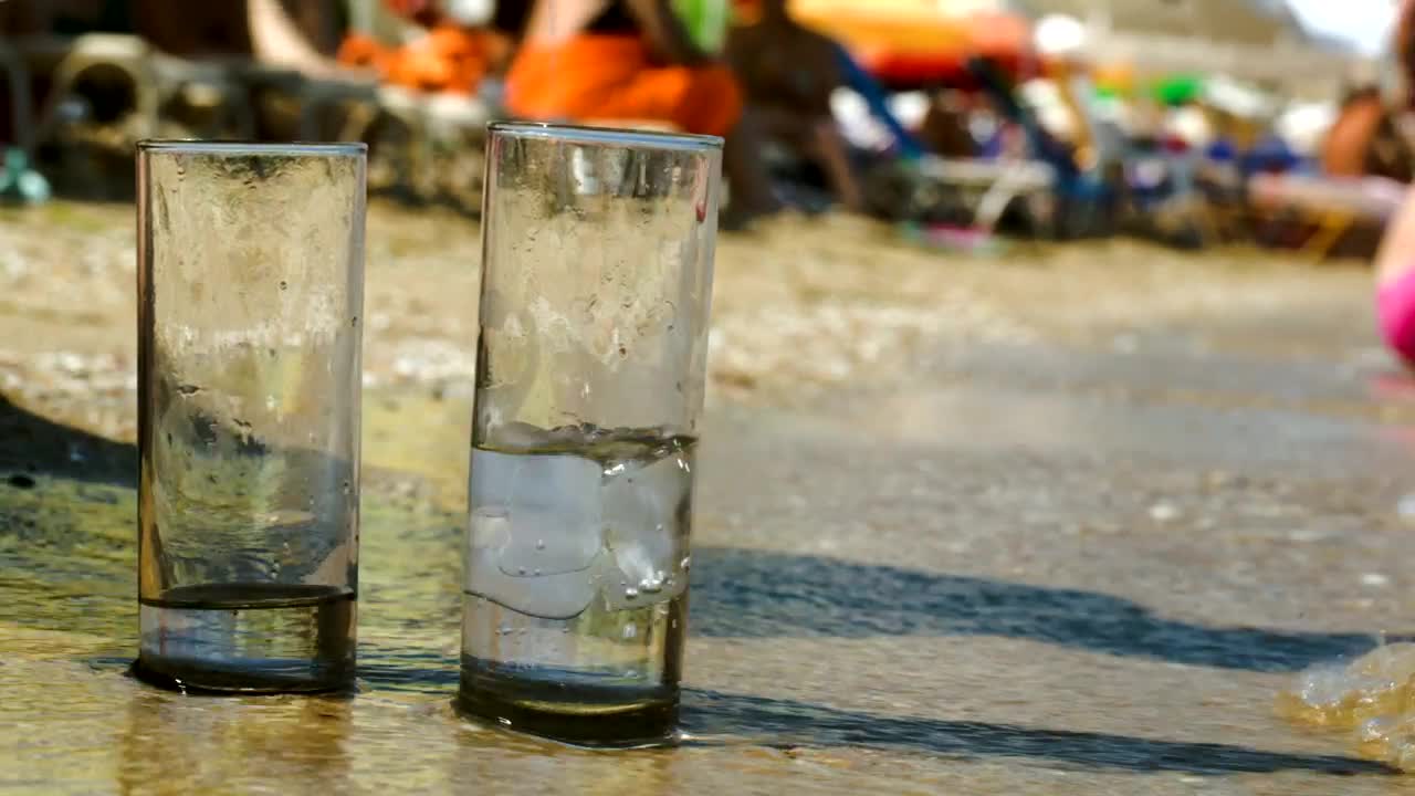 Video Stock Playing With Glasses At The Beach Live Wallpaper Free