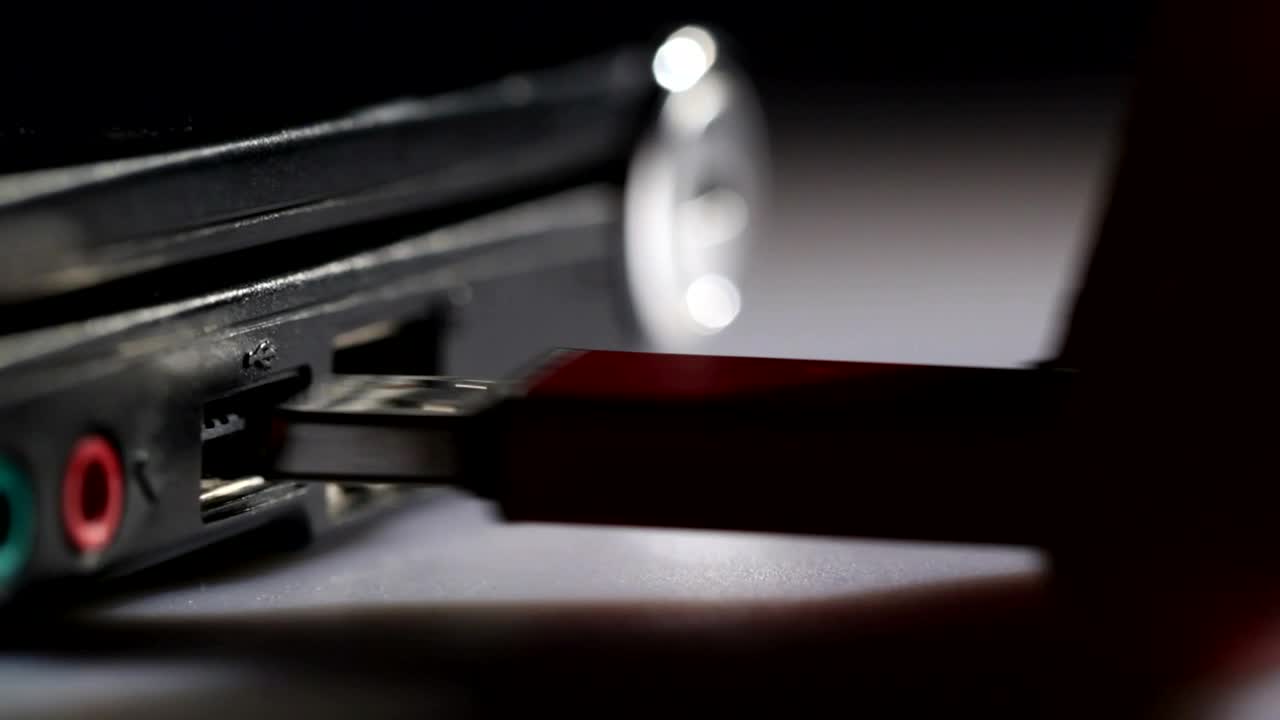 Video Stock Plugging In A Usb Drive Live Wallpaper Free