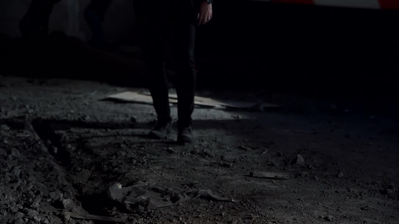 Video Stock Policeman Searching A Crime Scene Live Wallpaper Free