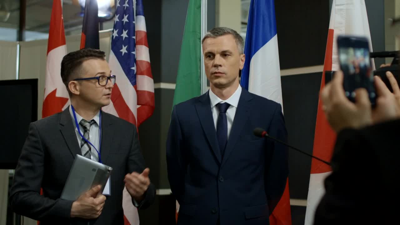 Video Stock Politician Giving An Interview To Reporters Live Wallpaper Free