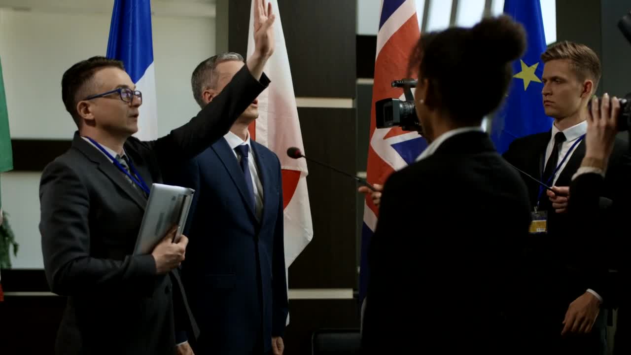 Video Stock Politician Giving Interviews To Reporters Live Wallpaper Free