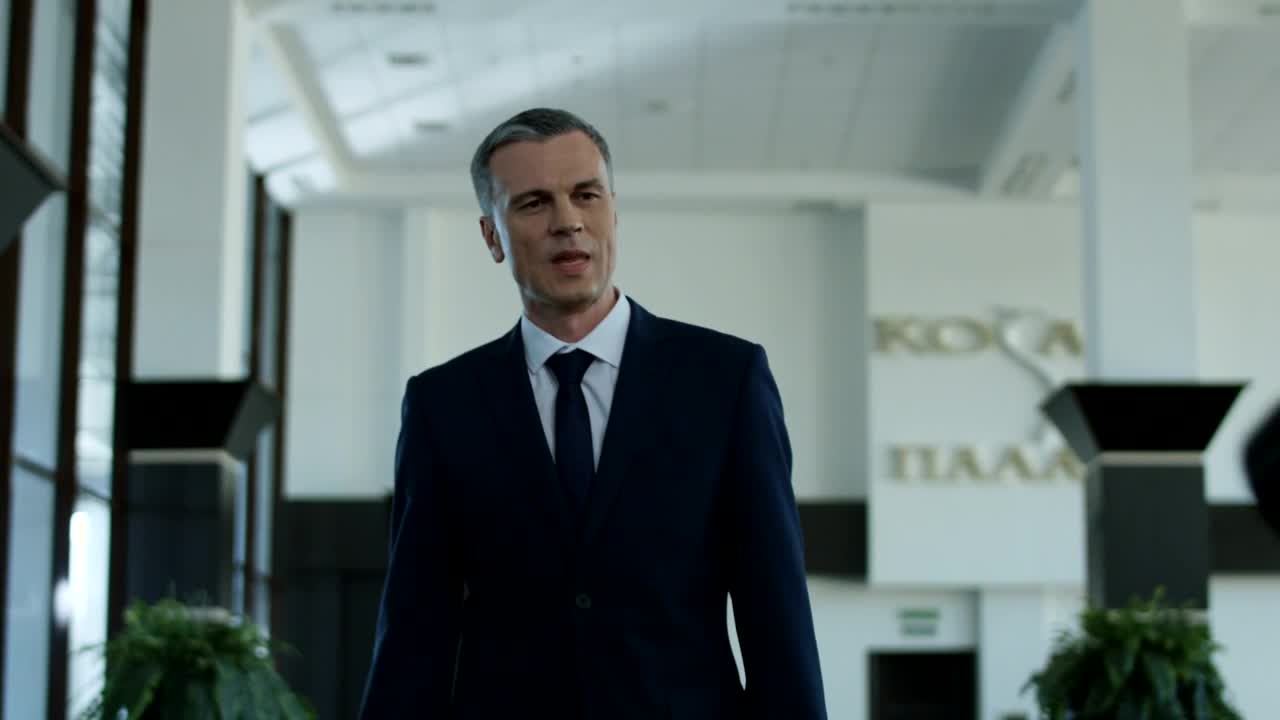 Video Stock Politician Giving Interviews In The Hallway Live Wallpaper Free