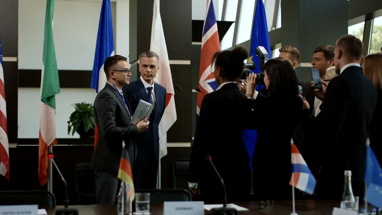 Video Stock Politician Speaking Surrounded By Reporters Live Wallpaper Free