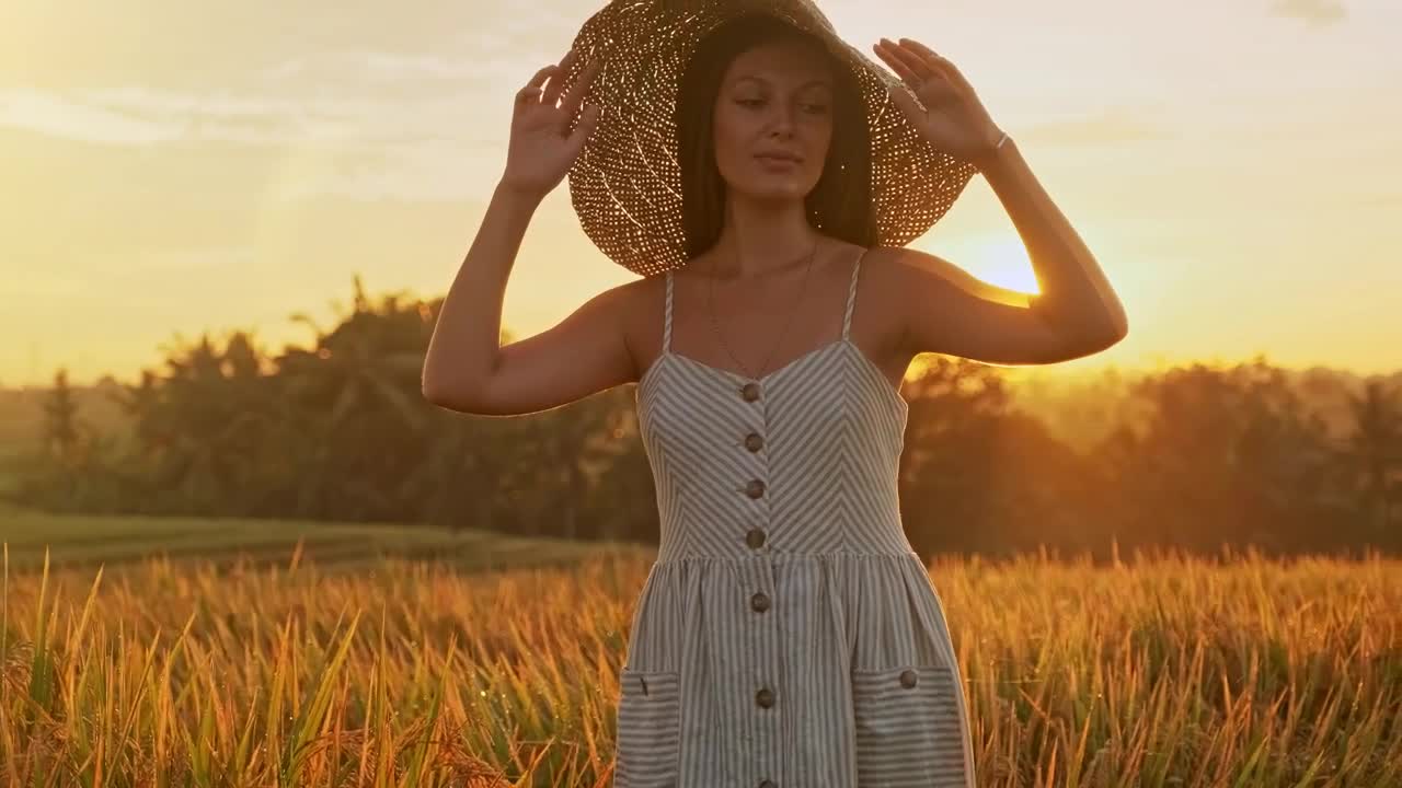 Video Stock Portrait Of A Farmer Woman At An Agriculture Field Live Wallpaper Free