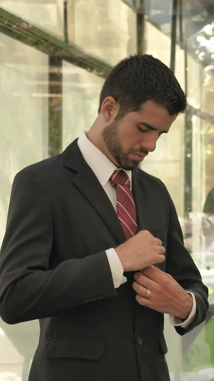 Video Stock Portrait Of A Groom Getting Ready For His Wedding Live Wallpaper Free
