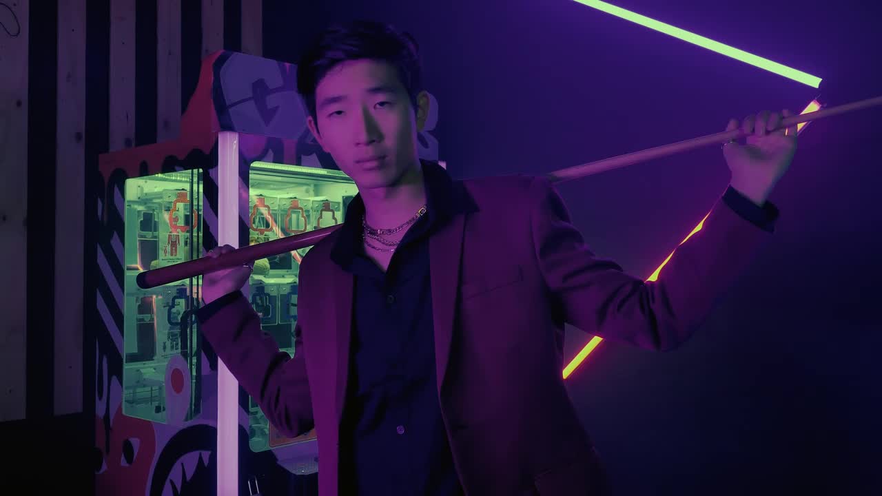 Video Stock Portrait Of A Man In Suit And Jewelry Playing Billiards Live Wallpaper Free