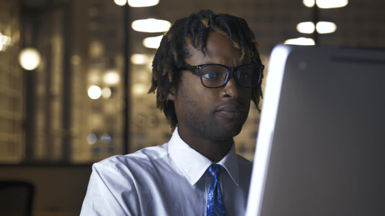 Video Stock Portrait Of A Man Working Overtime In The Office Live Wallpaper Free