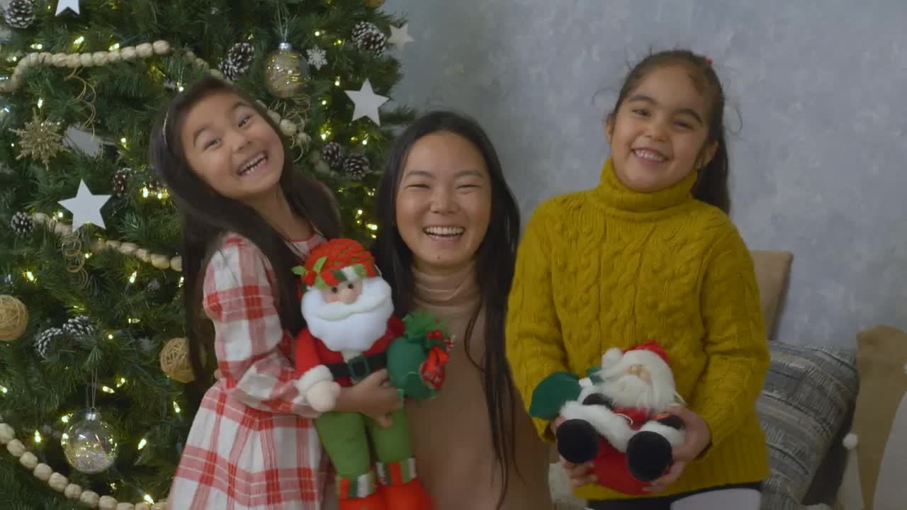 Video Stock Portrait Of A Mother With Her Two Little Daughters At Live Wallpaper Free