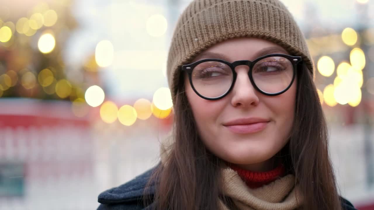 Video Stock Portrait Of A Woman At The Street On Christmas Live Wallpaper Free