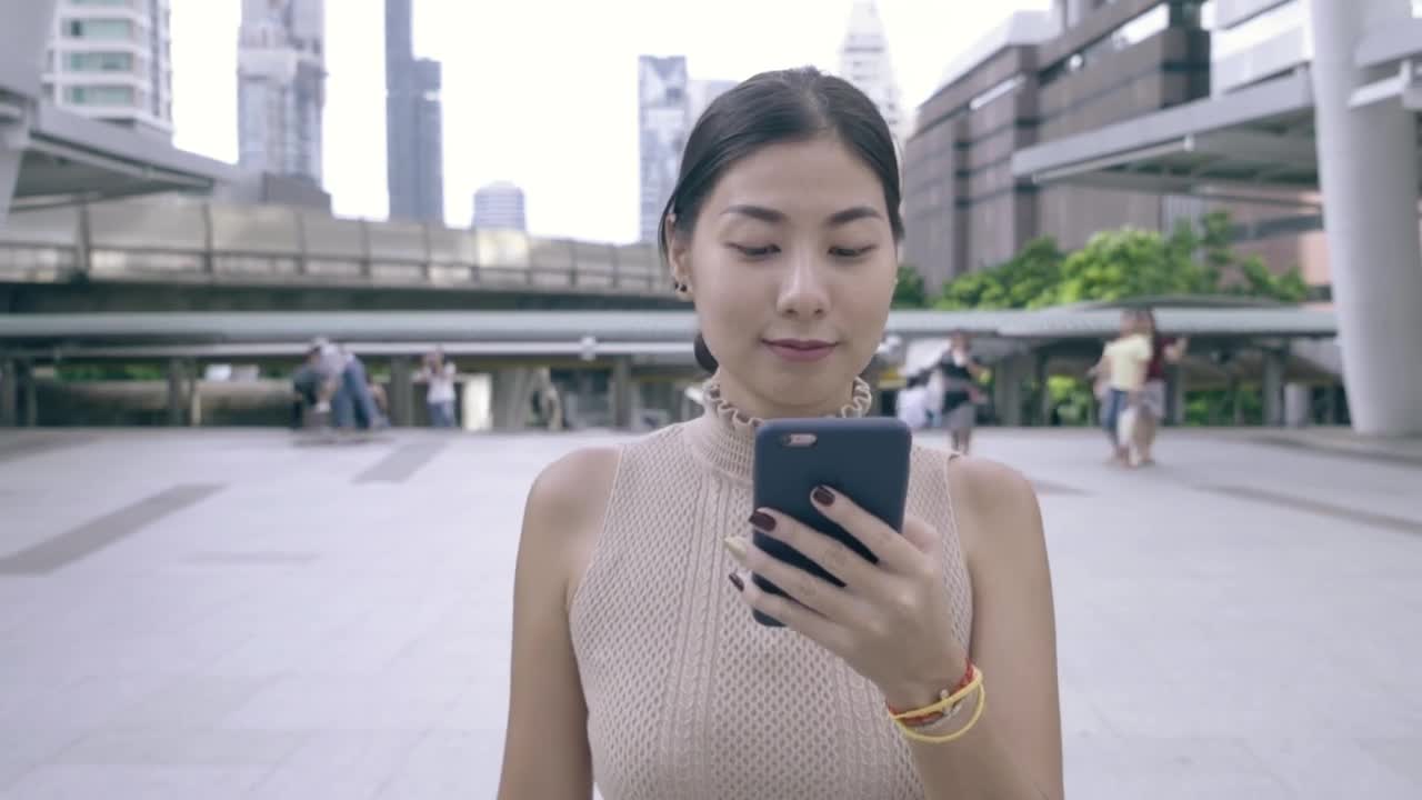 Video Stock Portrait Of A Woman Walking Who Uses Cell Phone Live Wallpaper Free