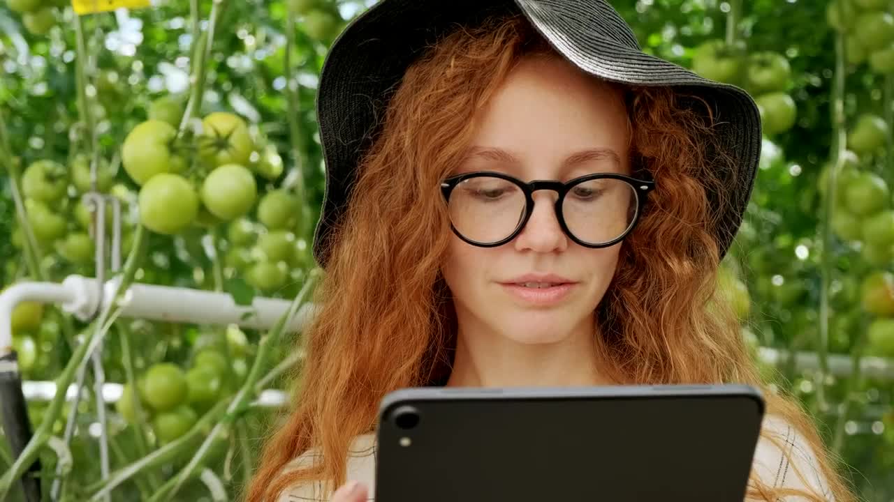 Video Stock Portrait Of A Young Agronomist In A Greenhouse Live Wallpaper Free