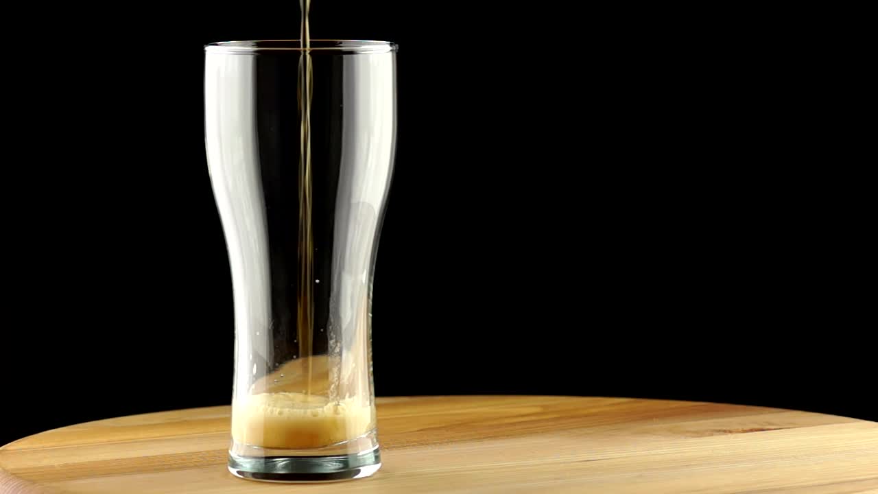Video Stock Pouring Beer On A Glass And Foam Spilling Live Wallpaper Free