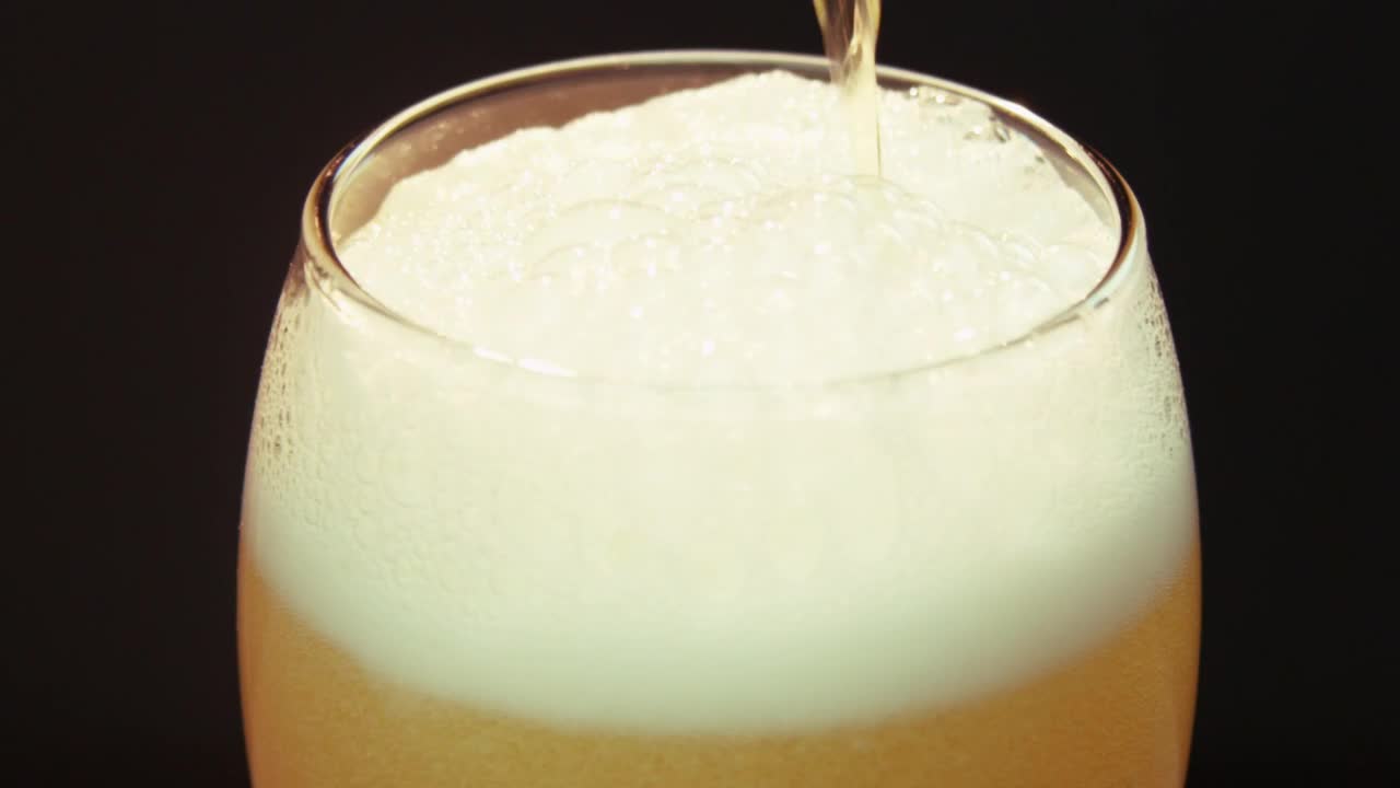 Video Stock Pouring Beer With Lots Of Foam Live Wallpaper Free