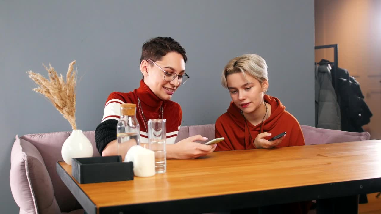 Video Stock Pouring Coffee To A Girls In A Coffee Shop Live Wallpaper Free