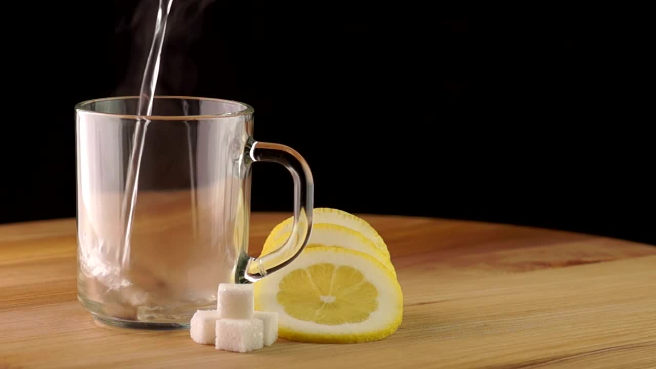Video Stock Pouring Hot Tea On A Transparent Cup Live Wallpaper Free