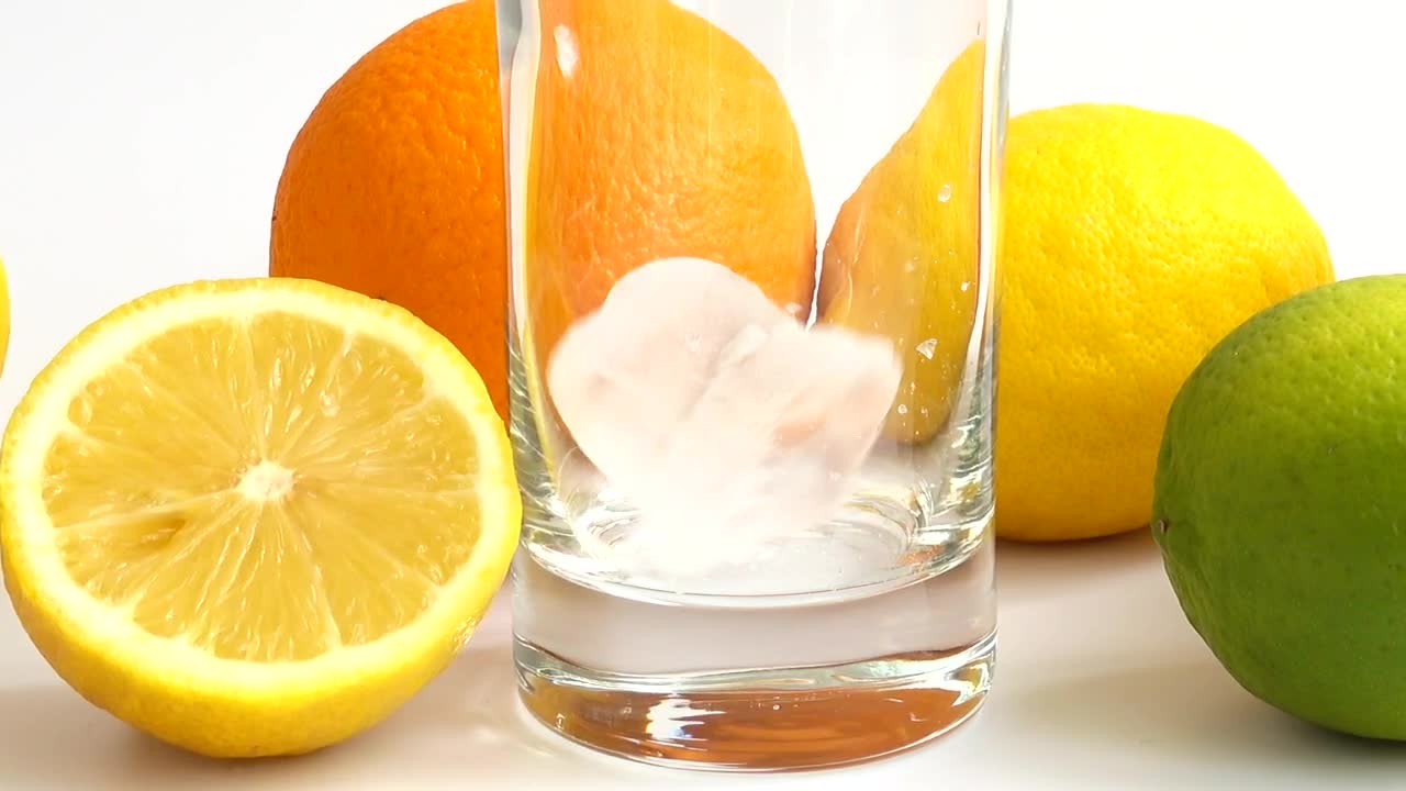 Video Stock Pouring Lemonade Into A Glass With Ice Live Wallpaper Free