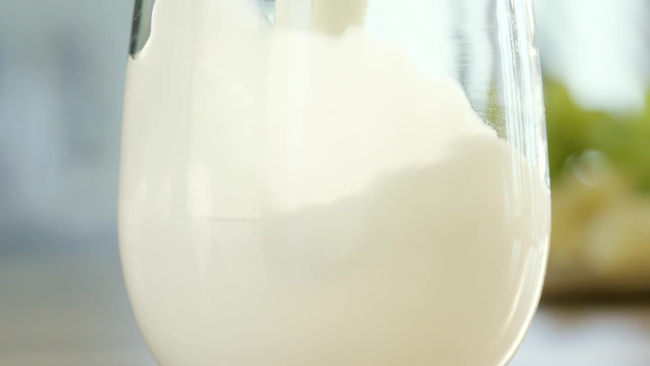 Video Stock Pouring Milk Into Glass Live Wallpaper Free