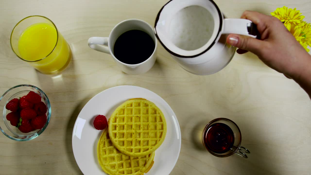 Video Stock Pouring Milk Into Fresh Coffee Live Wallpaper Free