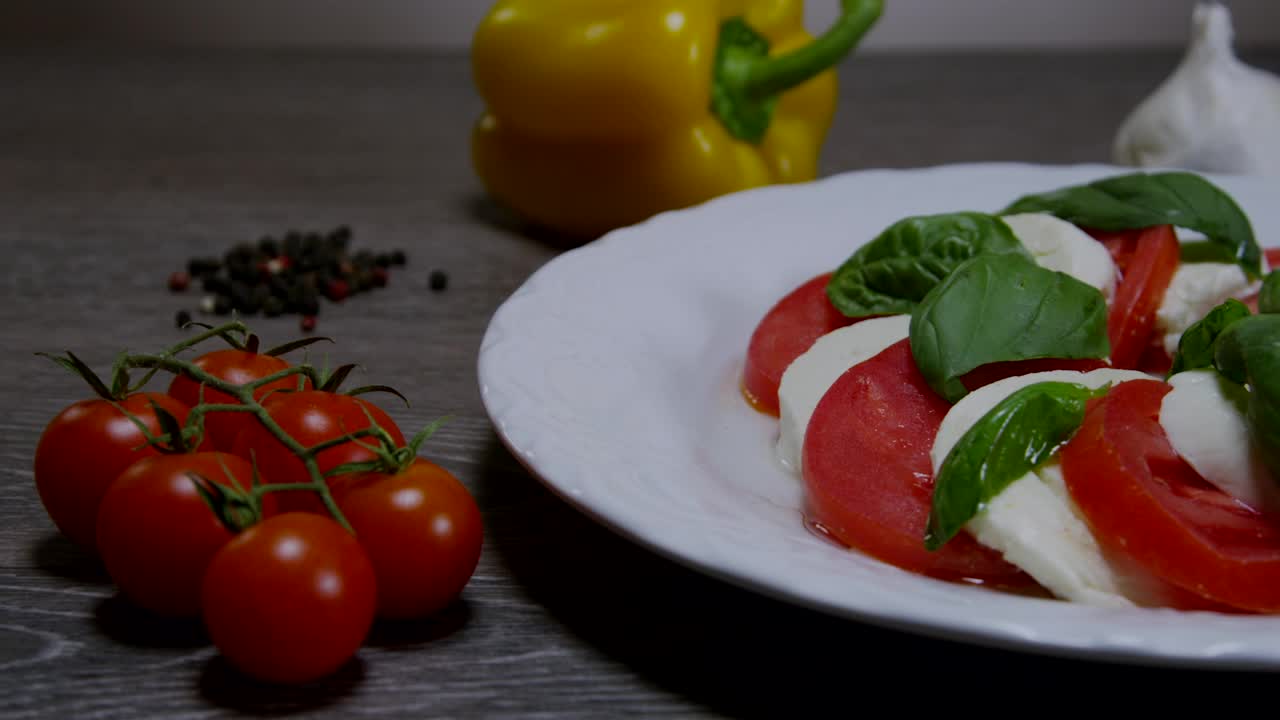 Video Stock Pouring Oil Over A Tomato Salad Live Wallpaper Free
