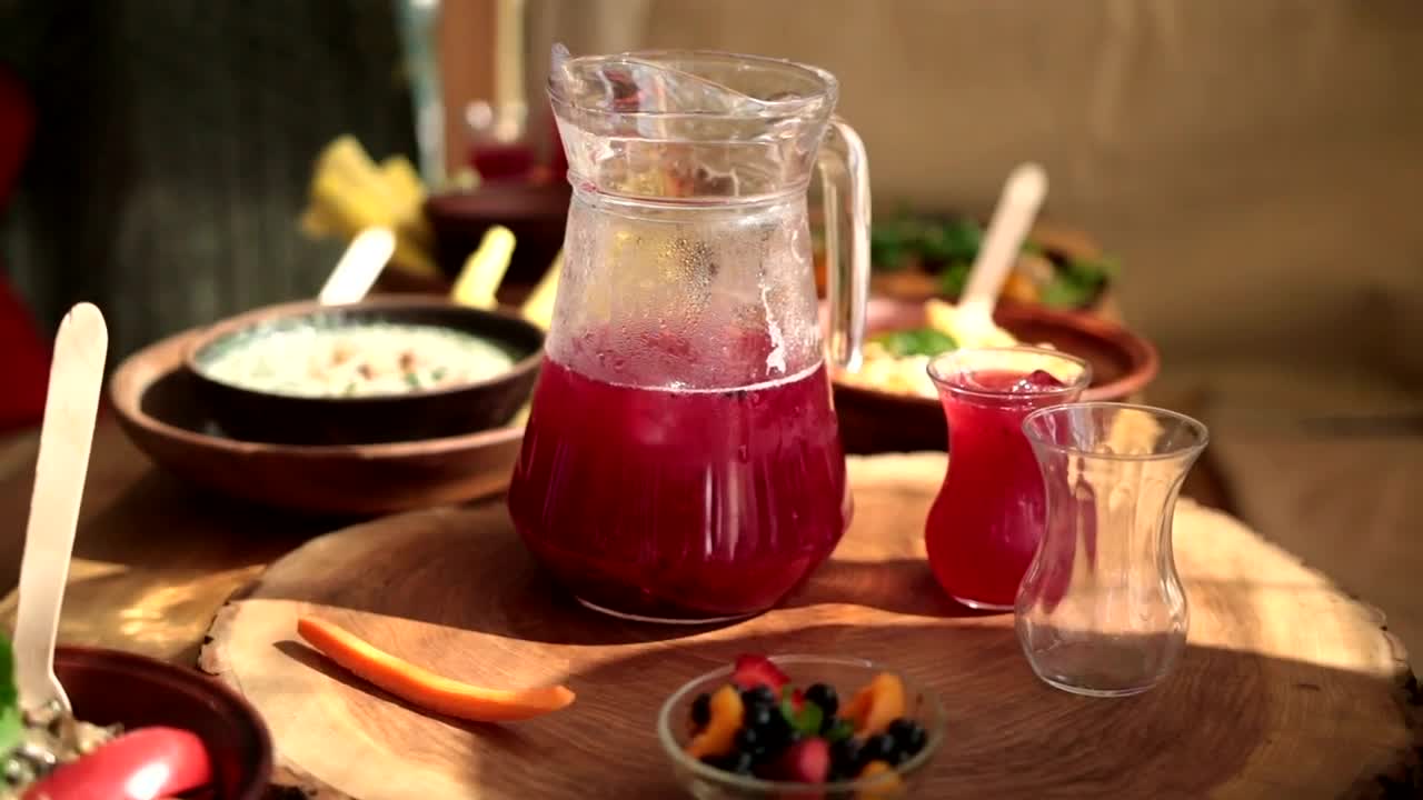 Video Stock Pouring Tea From A Pitcher Into A Glass Live Wallpaper Free