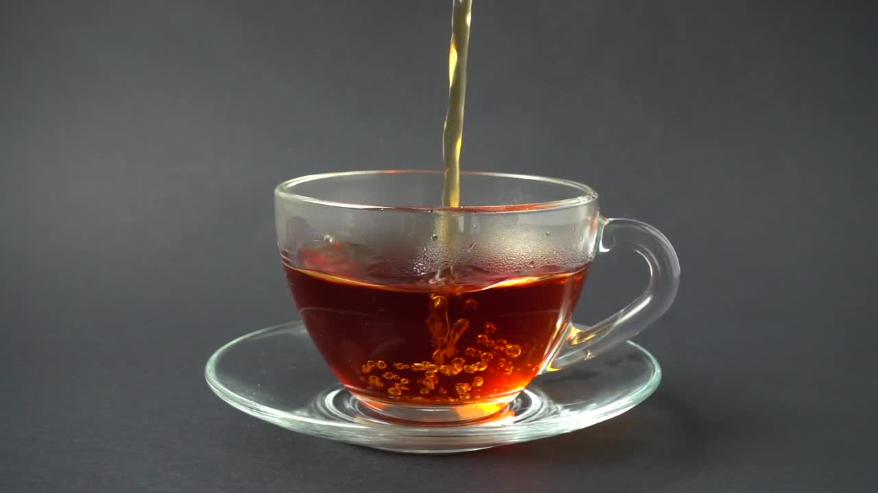 Video Stock Pouring Tea In A Glass Cup Live Wallpaper Free