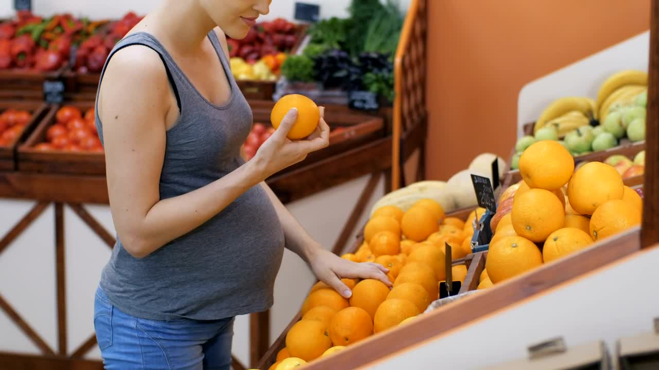 Video Stock Pregnant Woman Buying Fresh Oranges At The Market Live Wallpaper Free