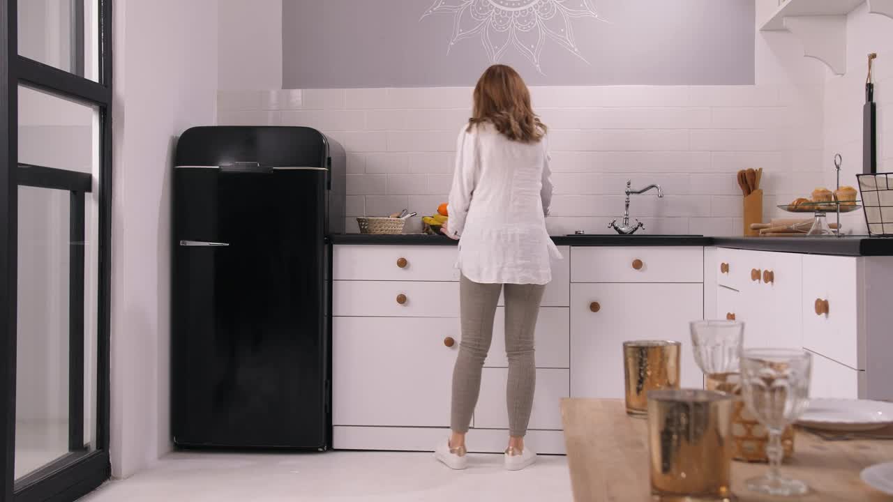 Video Stock Pregnant Woman In The Kitchen Live Wallpaper Free