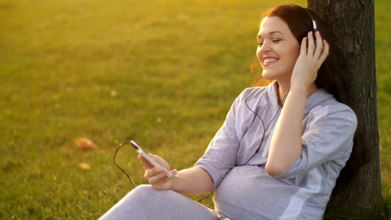 Video Stock Pregnant Woman Listening To Music On Her Cell Phone Live Wallpaper Free