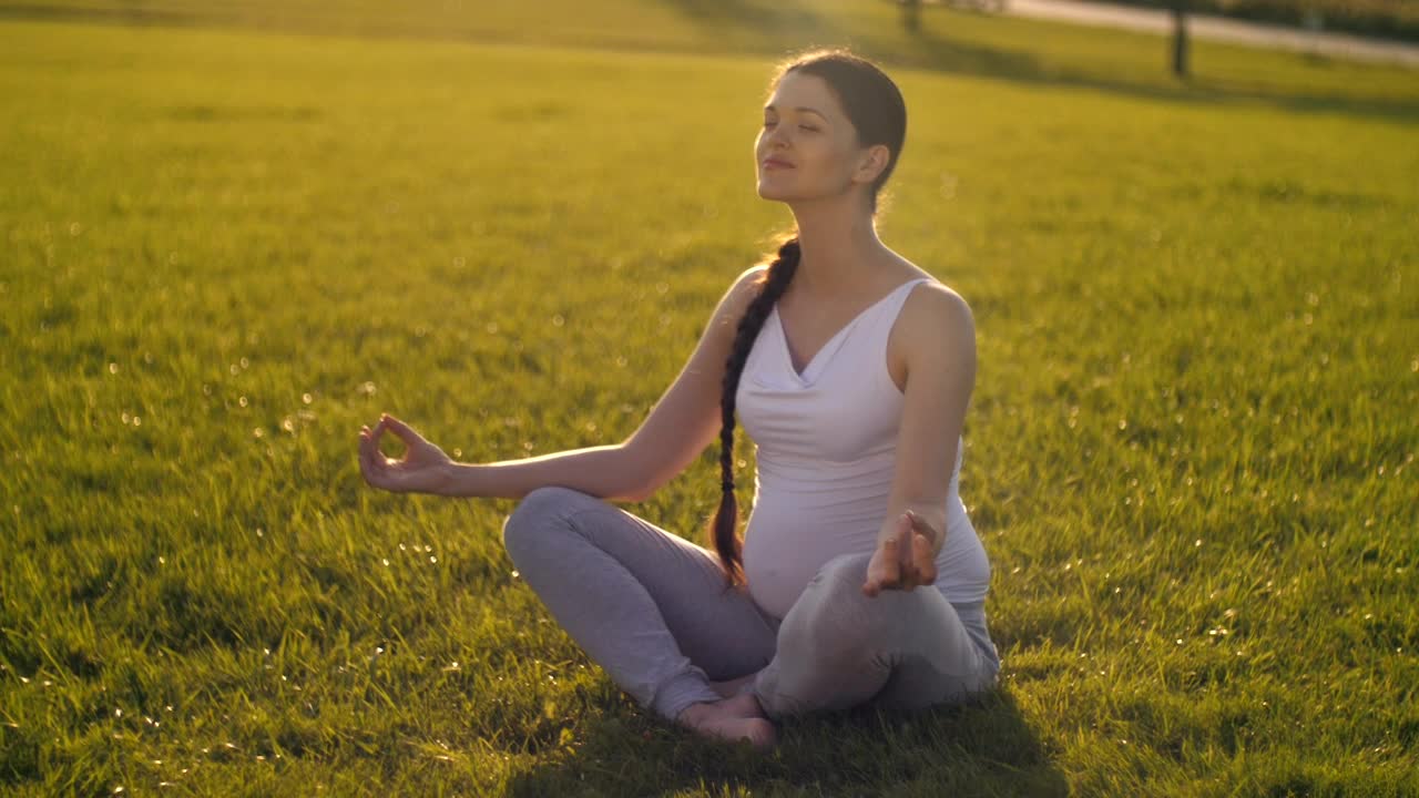 Video Stock Pregnant Woman Meditating Outdoor Live Wallpaper Free