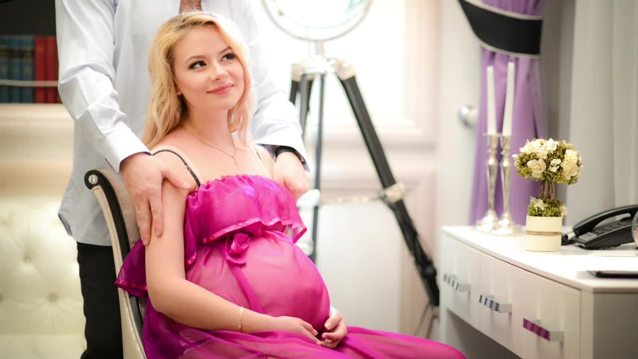 Video Stock Pregnant Woman Receives Affection From Her Husband Live Wallpaper Free
