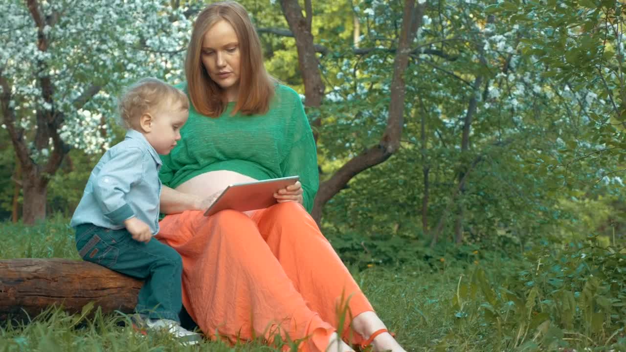 Video Stock Pregnant Woman With Her Young Son Live Wallpaper Free