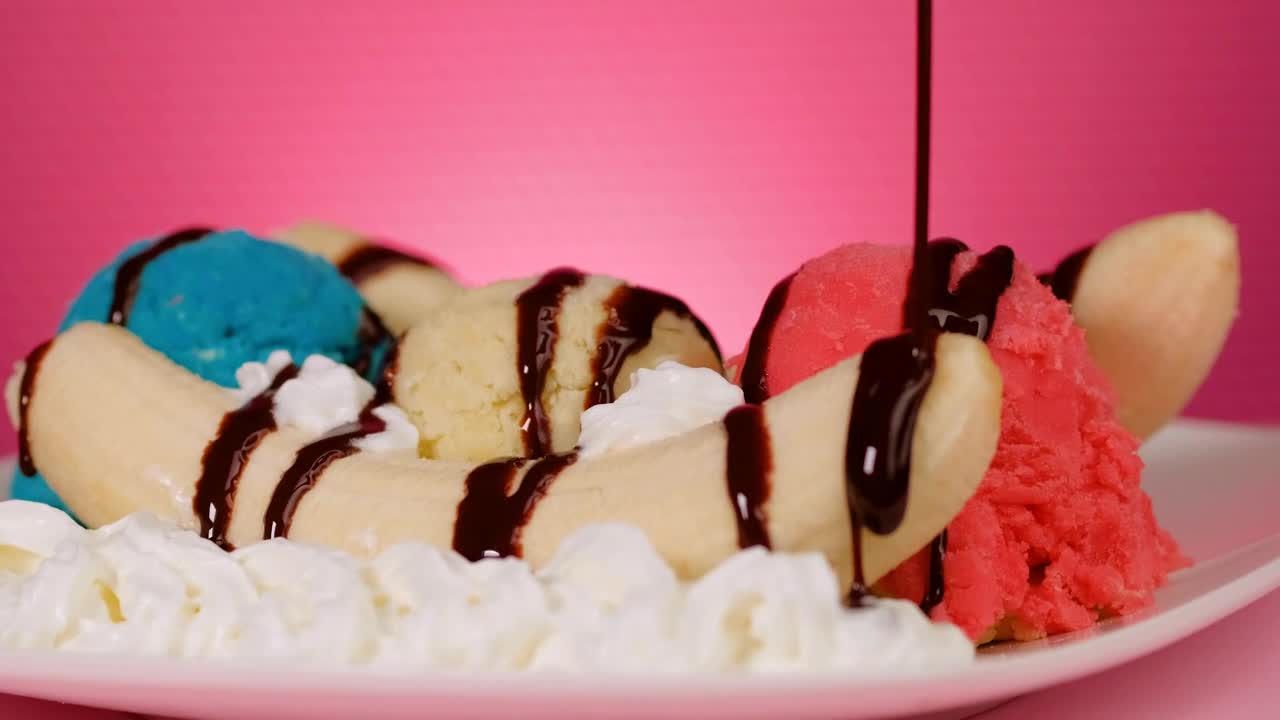 Video Stock Preparing A Banana Split On A Pink Background Live Wallpaper Free