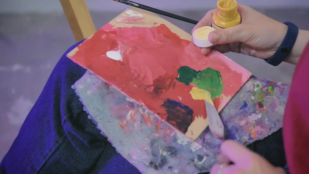 Video Stock Preparing A Color Tone With Paint On A Palette Live Wallpaper Free