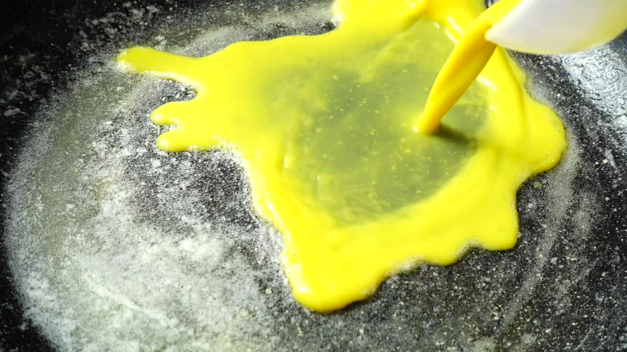 Video Stock Preparing An Omelet In Slow Motion Close Up Live Wallpaper Free